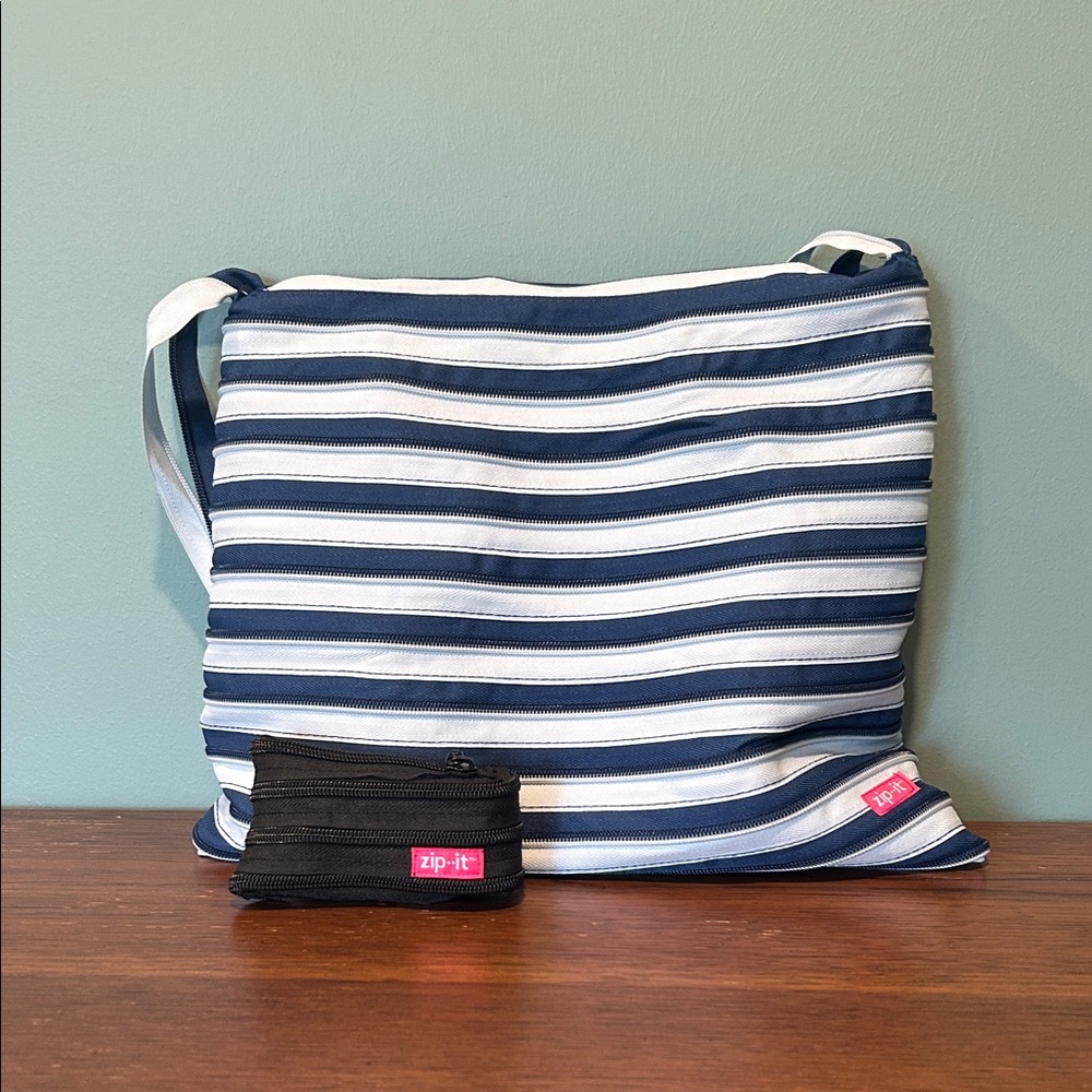 🌸NWOT🌸 zip-it Striped Shoulder Bag and zip-it Black change purse